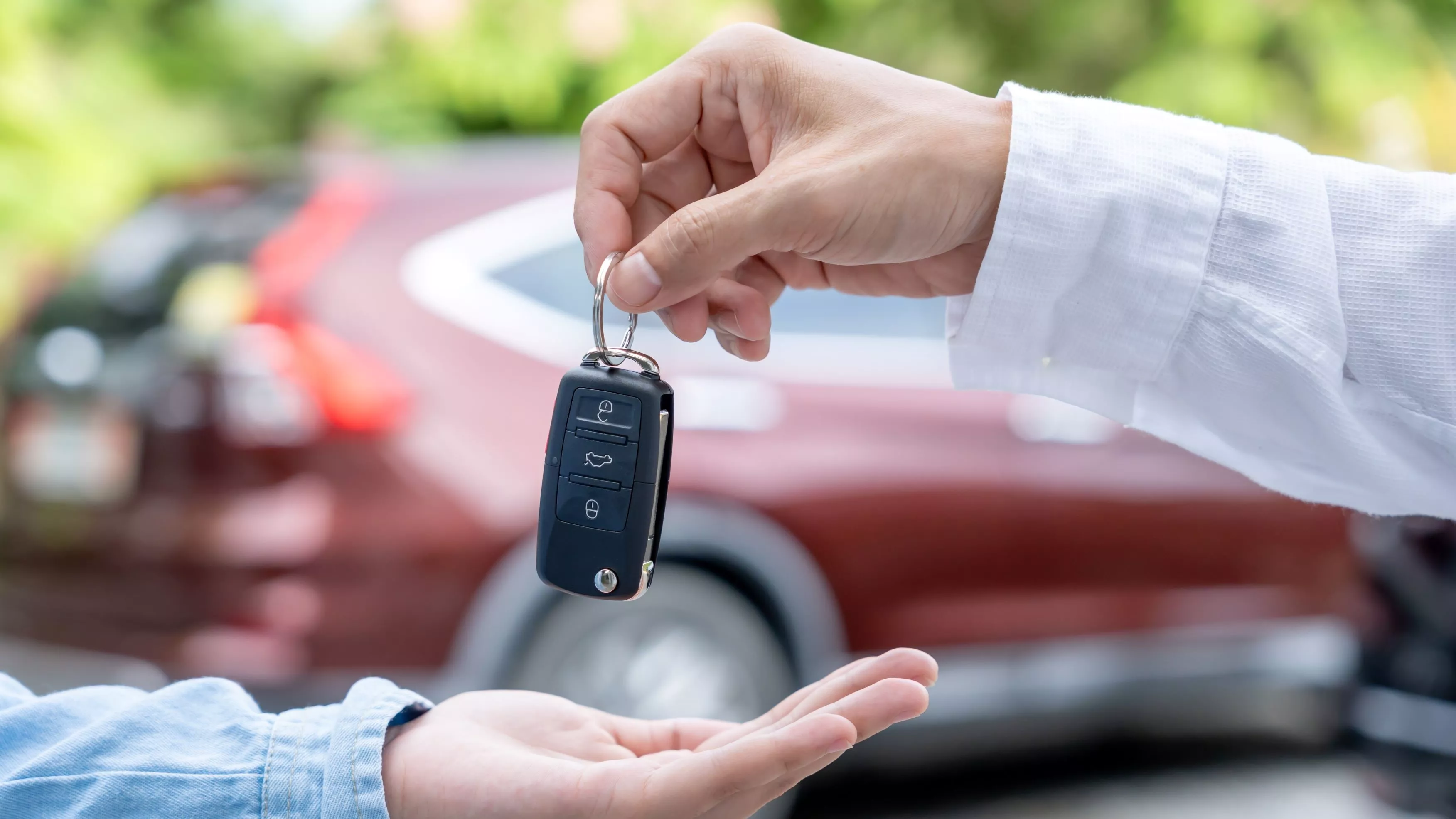 Schlüsselübergabe bei Autoverkauf