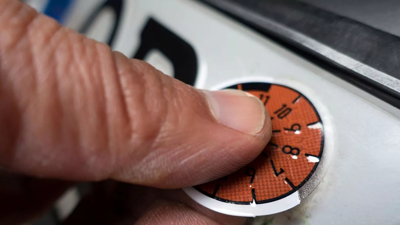 TÜV Aufkleber für bestandene Haupt- und Abgasuntersuchung